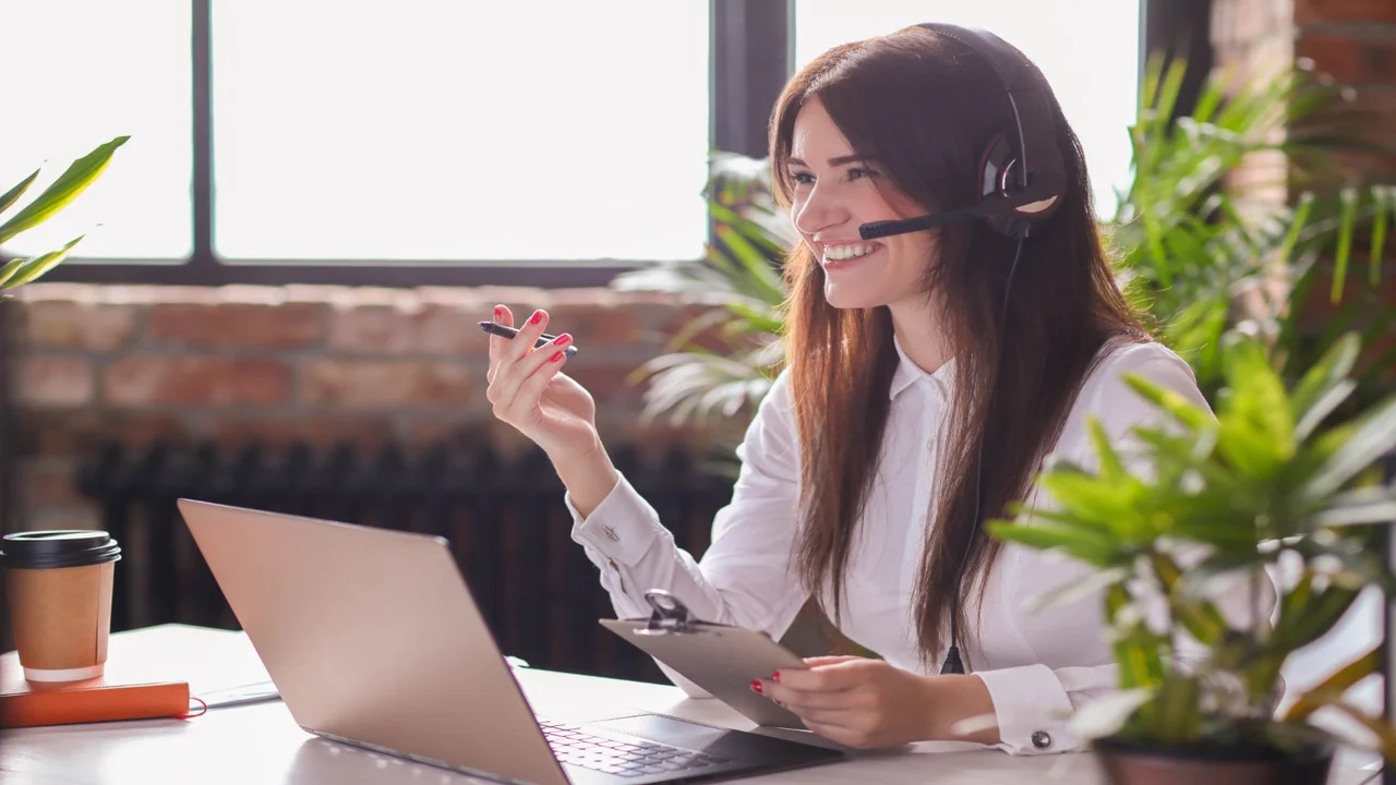 A women works in helpdesks and service desk solutions